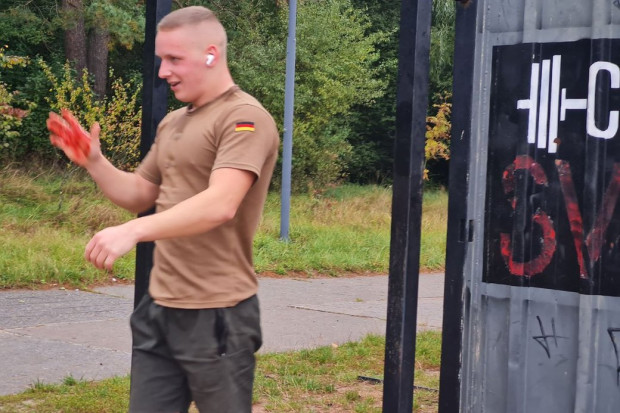 курсант здер шкіру на долонях