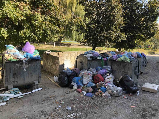 Засмічені сміттєві баки на території міста / ФОТО: Viber-група "ЖКГ-ІНФО"