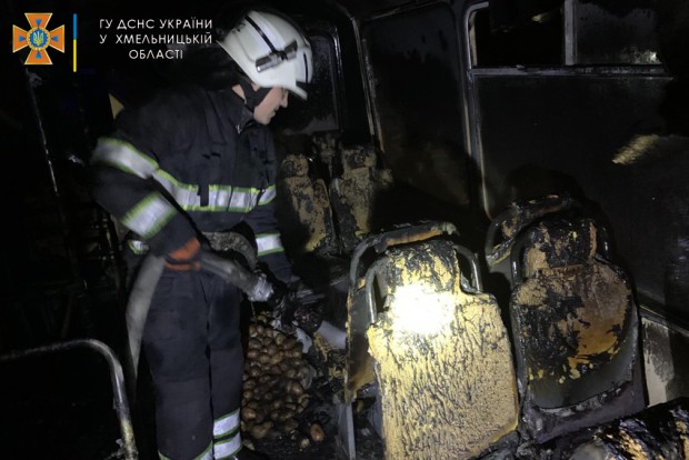 У Кам’янець-Подільському районі вогнеборці ліквідували пожежу в автобусі