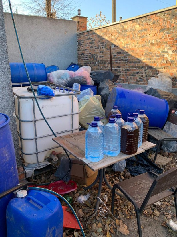 На Хмельниччині викрили підпільний цех з виробництва алкоголю