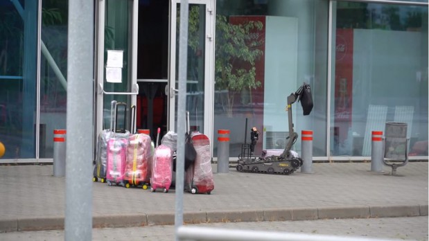 Роботизована платформа вивозить сумку на безпечну відстань від аеропорту