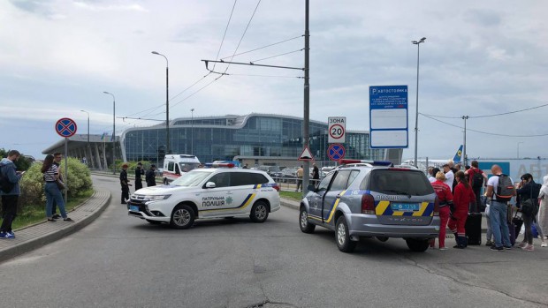 Правоохоронці шукали вибухівку на території аеропорту