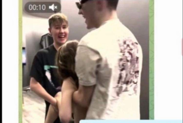 дівчата гвалтують