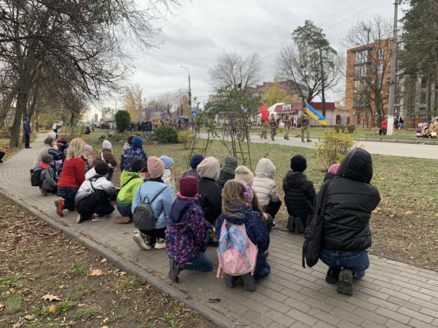 діти на колінах