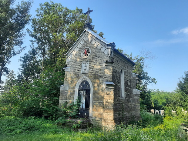 мавзолей зебровських брага