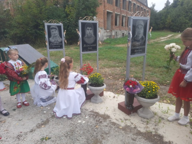 меморіальна дошка маків