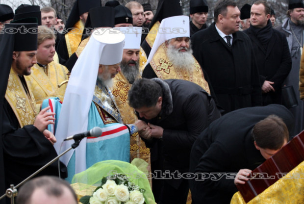 порошенко цілує руку мпц