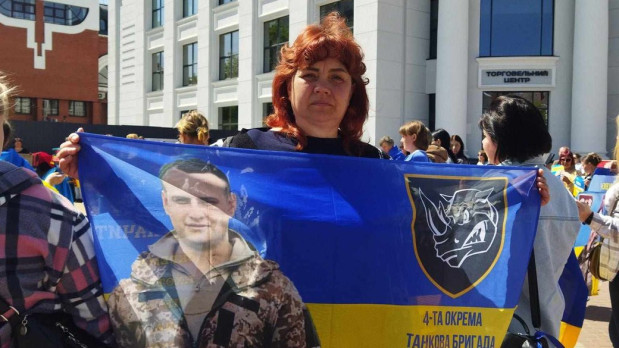 чекала сина з полону