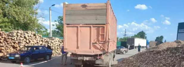 чоловіка затисло між вантажівками